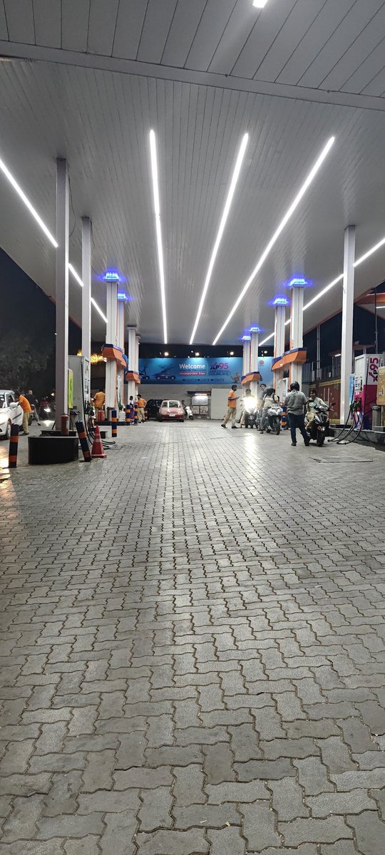 Krrish1018's tweet photo. #Indianoil #Oil #NOPetrol Hydrabad hitech City staff refused to refill after getting a phonecall from management. #alret #Hyderabad #ministryofenergy https://t.co/g6hcMSeYPZ