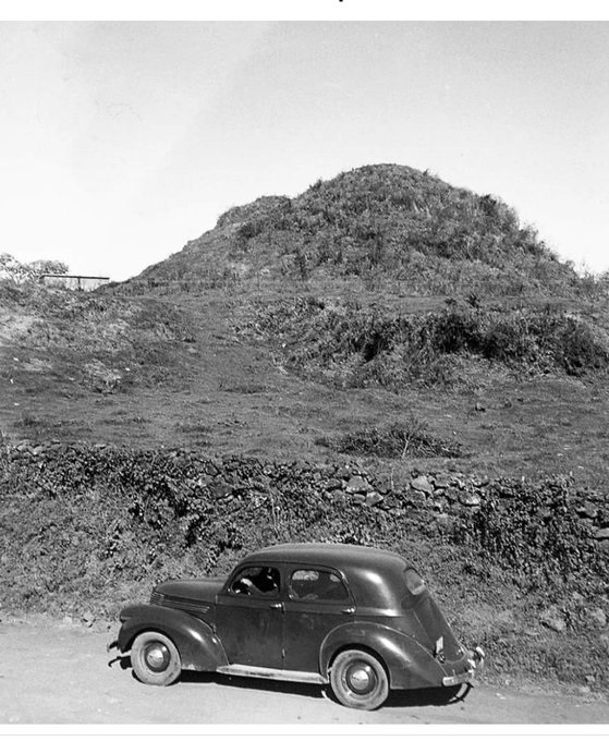 prjcx_fdn's tweet photo. Tazumal (sin excavar). 1934 https://t.co/E77aMPlqZF