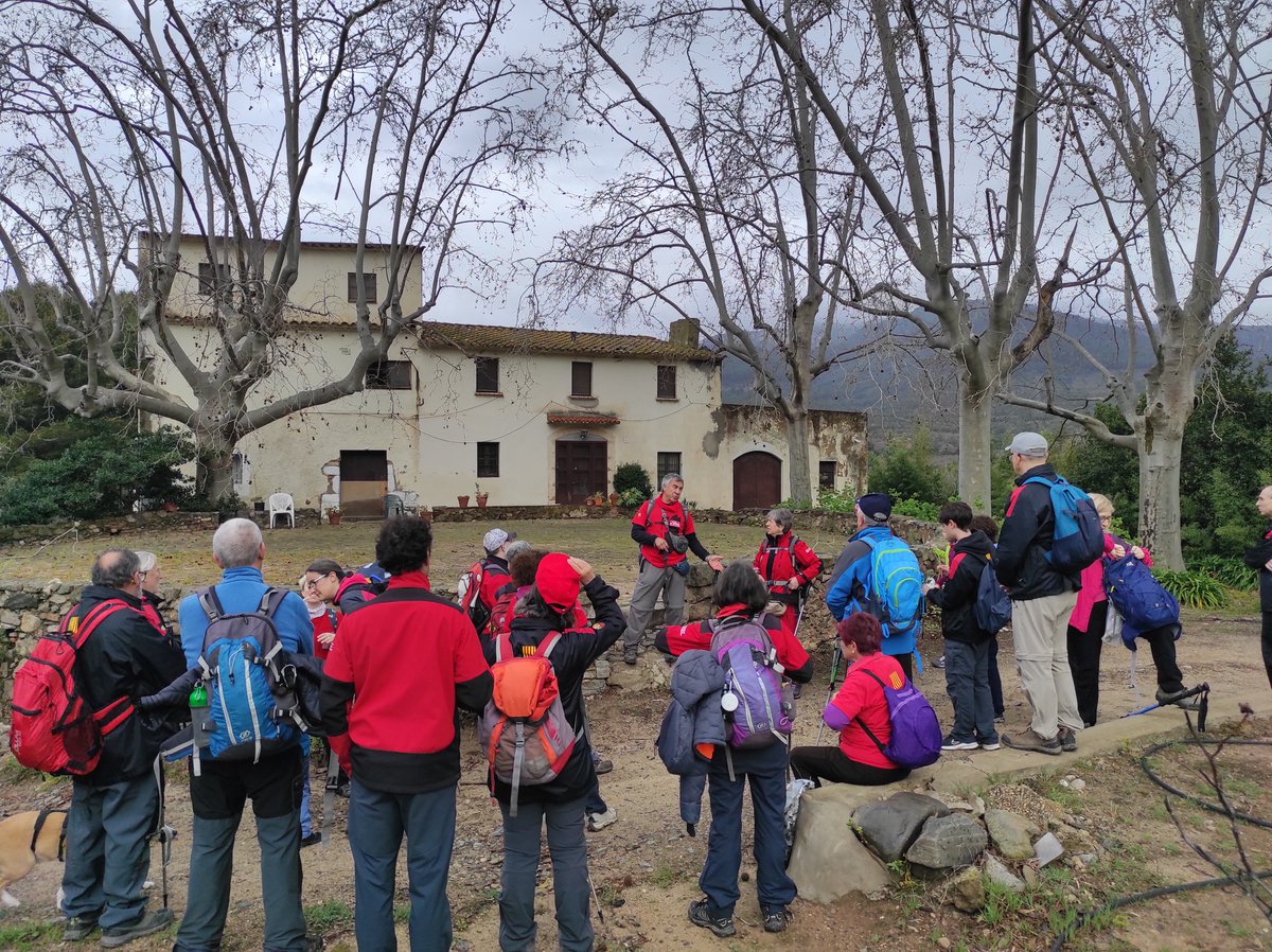 rdexcursionisme's tweet photo. I diumenge, malgrat la pluja, tocava excursió cap al masos de #Segimon i del #Garrut des de l'ermita de Sant Blai de L'#Aleixar
La jornada va acabar amb la tradicional calçotada de la Secció!
#sommuntanya 🏞️🏡🌦️
#somcultura 📖🎨
#ForçaReus ⬛🟥
@ReusDeportiu
📸 J.Andreu, M.Pérez https://t.co/Dte7DjwVSd