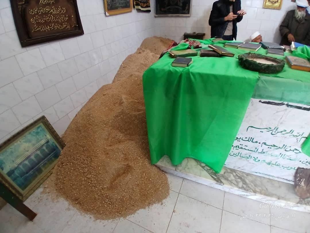 SyriaTruthNews's tweet photo. في خطوة استفزازية تقوم ميليشيات السنية الإر7ابية بنبش #مقام "الخضر أبو العباس"  الخاص بالطائفة #العلوية في محافظة #اللاذقية منطقة #دمسرخو للتـ,ـدنيس والنـ,ـبـ,ـش، بدون أي مراعاة لحرمة الأضرحة #الدينية  أو قدسية الرموز الدينية https://t.co/1Rie5uydRr