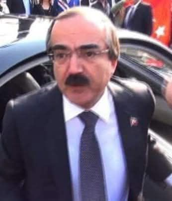 DÜMBÜKMÜŞ...
Kalp krizinden ölen Halkına GAVAT diyen valinin Adana halkından aldığı cevap  İnsan ne ekerse onu biçer
"DÜNBÜKMÜŞ. DÜNBÜKMÜŞ"
Hüseyin Avni Coş'un Adana Valisi olduğu dönemde. Adana Demir spor'un bir maçından tezahürat.
Dönemin Valisi Hüseyin Avni Coş Stadyuma girer,
