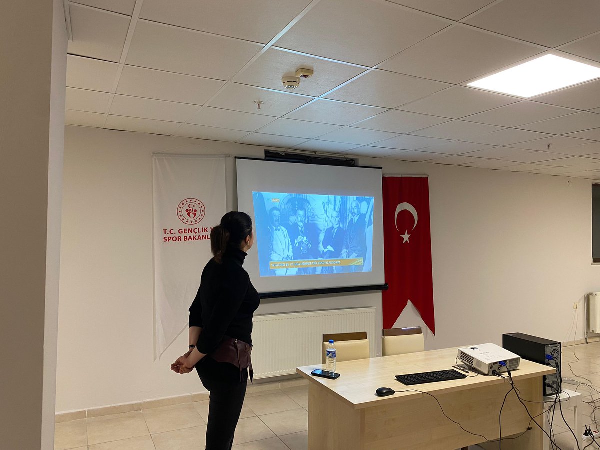 KarsKYGM's tweet photo. Nuri Paşa Yurdu’nda,İstiklal Marşı’nın kabulünün yıl dönümü dolayısıyla Öğretmenimiz Beyza Akbaba tarafından konferans gerçekleştirildi. Mehmet Akif’in kaleminden dökülen bu eşsiz dizelerin, milletimizin ortak duası ve bağımsızlık ruhunun sembolü olduğu bir kez daha vurgulandı.🇹🇷 https://t.co/0QEBOg3GCF