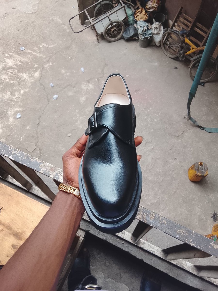 AribaRrobe80336's tweet image. Hand made by us 
#shoes 
#madeinnigeria #madebyus #footwear #fypシ゚ #fypシ゚viral #viralshorts