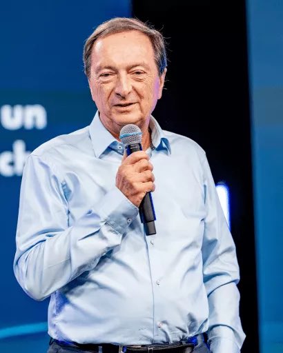 Flop2Rue's tweet image. Cette homme est officiellement l’homme du peuple #leclerc #frace #essence