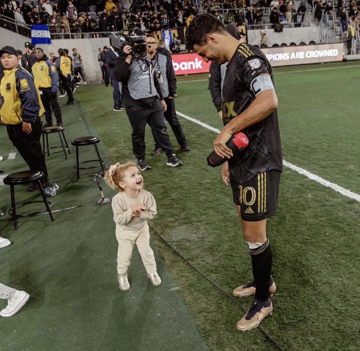 carlos vela tweet media