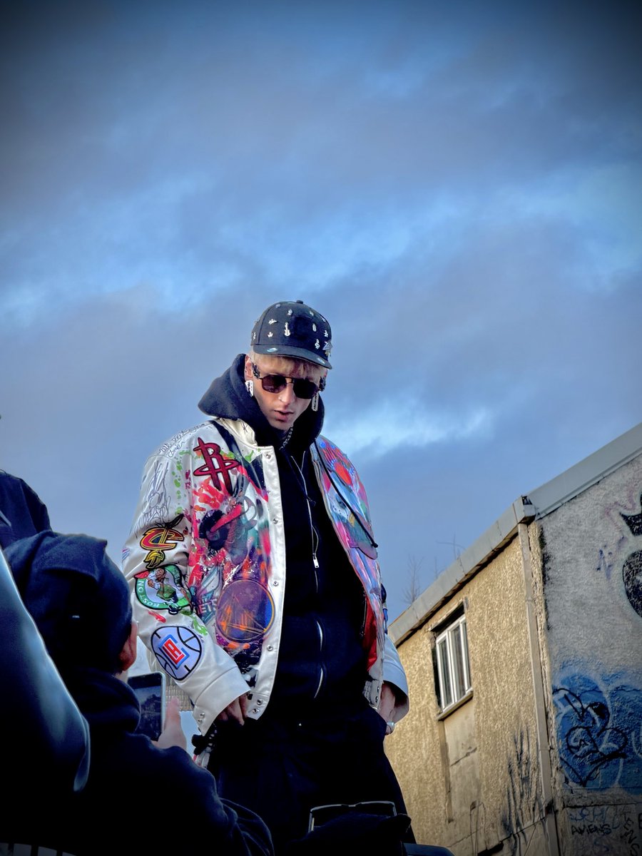 ticketstocolson's tweet photo. Soooo @machinegunkelly can I help @SamTCahill photograph your show tomorrow or?? 😂 https://t.co/LlXOahWbXb