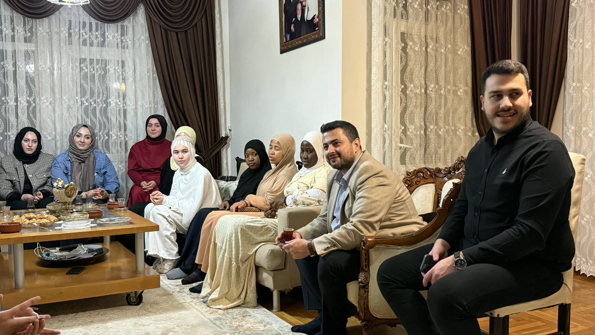 AKBahcelievler's tweet photo. Gönül sofralarında genç kardeşlerimizle bir aradayız. ��

​İlçe Başkanımız Sn. Mimar Emrah Parlak, Gençlik Kolları Başkanımız Doğukan Taşpınar’ın koordinasyonunda, İlçe Başkan Yardımcımız Fatma Akgün’ün ev sahipliğinde düzenlenen öğrenci iftarı sonrası genç kardeşlerimizle çay sohbetinde buluştu. ☕️

​Genç kardeşlerimizin enerjisi, samimiyeti ve fikirleriyle akşamımız daha da güzelleşti. Bizleri evinde ağırlayan Fatma Başkanımıza, bu güzel buluşmaya vesile olan Gençlik Kolları Başkanımıza ve soframızı şenlendiren öğrenci kardeşlerimize teşekkür ederiz.✨

#BirOlmakRuhumuzdaVar
#MilletimizleNiyetimizBir

@Akparti @akpartiistanbul
@abdullahozdemir @aslanyus  @FatihhKaraman  @rfatkutlu @EmrahParlak_ @DrHakanBahadir @zdtaspinar