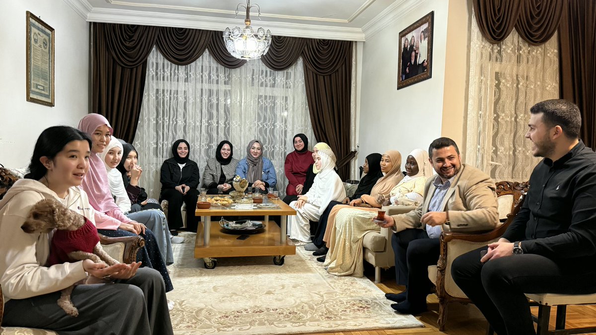 AKBahcelievler's tweet photo. Gönül sofralarında genç kardeşlerimizle bir aradayız. ��

​İlçe Başkanımız Sn. Mimar Emrah Parlak, Gençlik Kolları Başkanımız Doğukan Taşpınar’ın koordinasyonunda, İlçe Başkan Yardımcımız Fatma Akgün’ün ev sahipliğinde düzenlenen öğrenci iftarı sonrası genç kardeşlerimizle çay sohbetinde buluştu. ☕️

​Genç kardeşlerimizin enerjisi, samimiyeti ve fikirleriyle akşamımız daha da güzelleşti. Bizleri evinde ağırlayan Fatma Başkanımıza, bu güzel buluşmaya vesile olan Gençlik Kolları Başkanımıza ve soframızı şenlendiren öğrenci kardeşlerimize teşekkür ederiz.✨

#BirOlmakRuhumuzdaVar
#MilletimizleNiyetimizBir

@Akparti @akpartiistanbul
@abdullahozdemir @aslanyus  @FatihhKaraman  @rfatkutlu @EmrahParlak_ @DrHakanBahadir @zdtaspinar