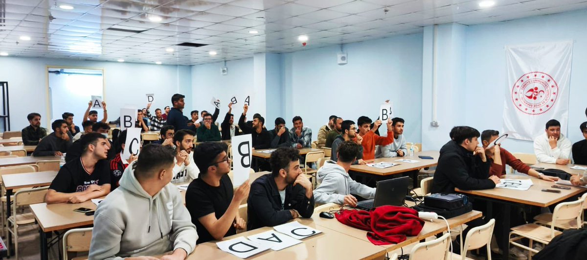 BitlisKYGM's tweet photo. Hem bilgi birikiminin pekiştirildiği hem de keyifli vakit geçirilen bilgi yarışması, yurt öğrencilerimizin yoğun katılımıyla başarıyla gerçekleştirildi. 📚

📍Beş Minare Yurdu https://t.co/uu1AS0fH47