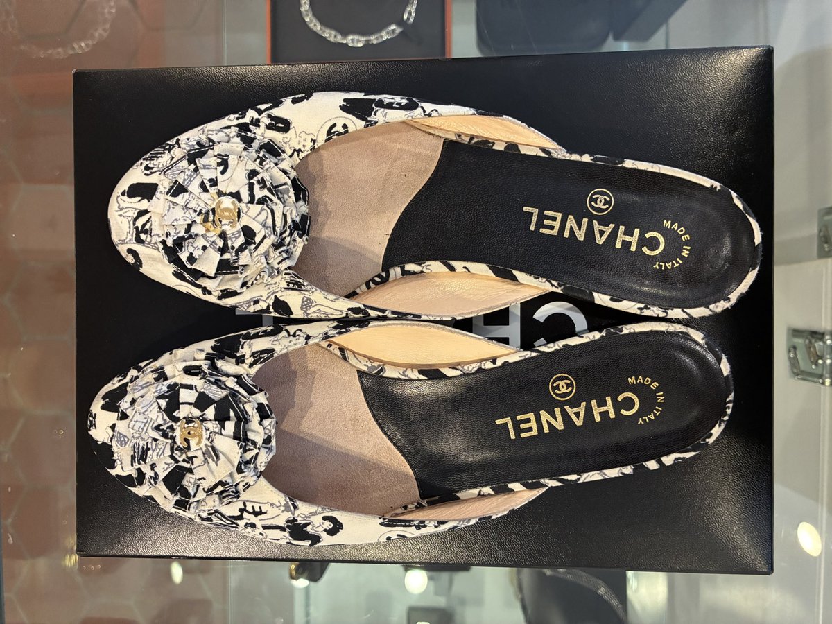 vintagetastebos's tweet image. How lucky are we at Vintage Taste to have just gotten in this Limited Edition Chanel Double Flap bag by Karl Lagerfeld, 2003. So fun with the matching shoes! 

click our website Product page for designers, sizes, &amp;amp; prices. 

#womensconsignment #highendfashion