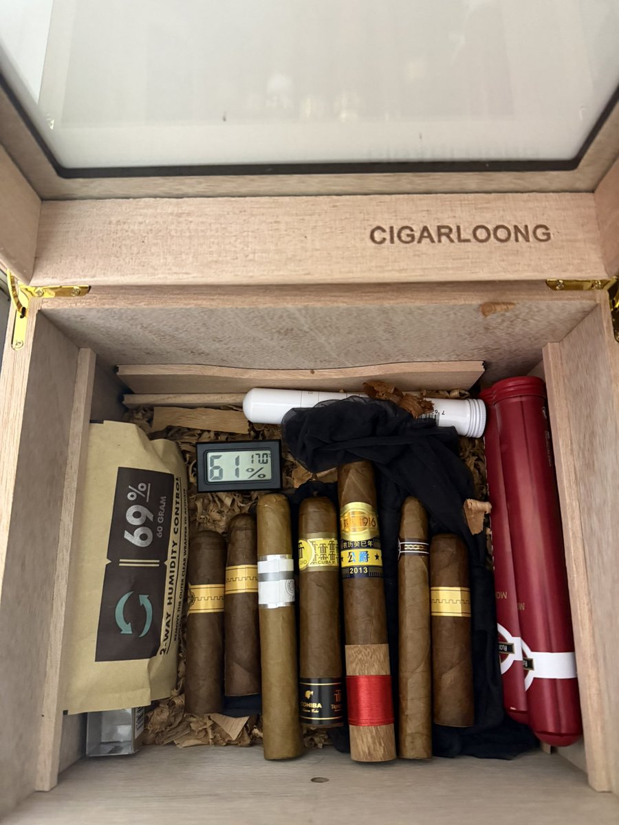 不用看我很大 tweet media