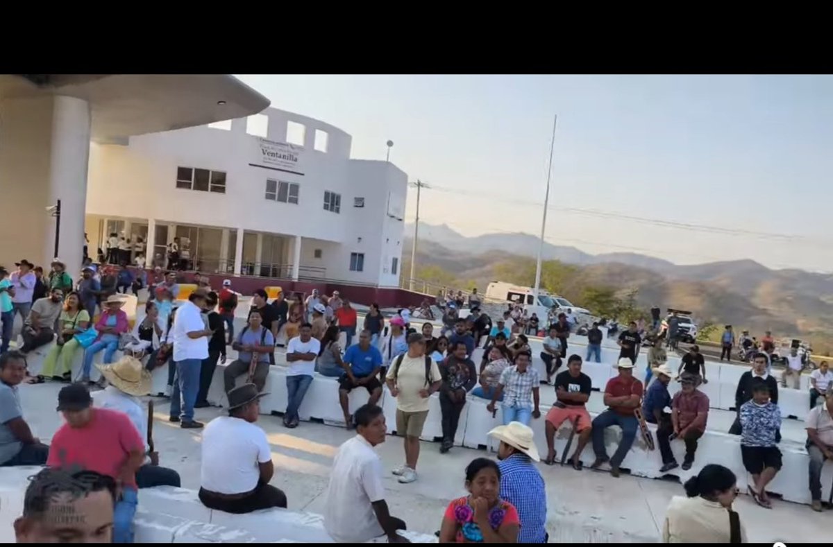 OaxacaTimeLine's tweet photo. 🚨Bloqueo 🚨

Pobladores de Santa María Colotepec, Pochutla Oaxaca, región Costa, mantienen presencia en la caseta de peaje de la autopista Ventanilla-Barranca Larga.
Existe el paso a automovilistas pero con una "cooperación" de 200 pesos.
Tome sus precauciones.

#costa
#Oaxaca https://t.co/TKD0on4wlQ