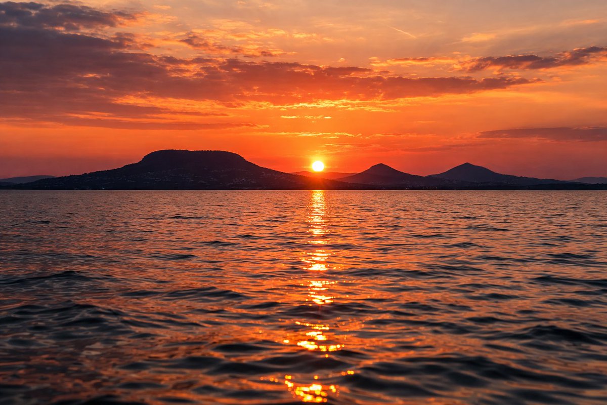 Anakin2000's tweet photo. Sunset. Lake Balaton (Badacsony) Hungary https://t.co/C8D6pvHCMu