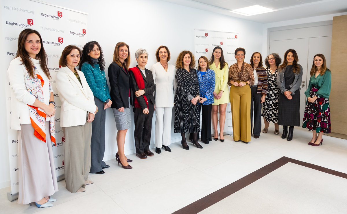 Registrador_es's tweet photo. En conmemoración del Día Internacional de la Mujer, la revista Registradores ha convocado hoy en el Colegio de Registradores un encuentro que ha presentado la decana Mª Rosario Jiménez @CharoJi93710291, y que ha contado con la asistencia de la directora general de Seguridad Jurídica y Fe Pública, Ester Pérez Jerez @EsterPerezJere1, junto con un nutrido grupo de mujeres de diferentes sectores (jurídico, periodístico, universitario...).

La investigadora principal de EE.UU. y Relaciones Transatlánticas del Real Instituto Elcano @rielcano, Carlota García Encinas, y la periodista de @el_pais y escritora, Ángeles Espinosa @angelesespinosa, han pronunciado sendas ponencias sobre “Unión Europea: las relaciones transatlánticas en tiempos de disrupción” y “La evolución de Irán como foco permanente de conflicto”, respectivamente.