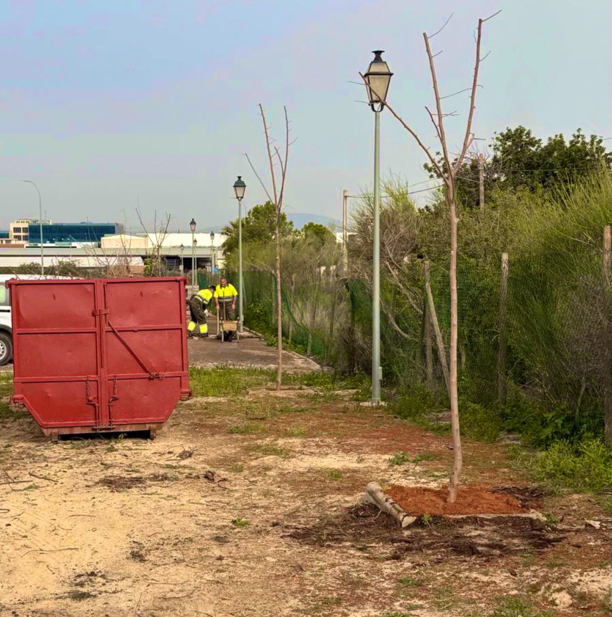 🌿 #ATiendeQ en las zonas verdes
Plantación de nuevos árboles en la Urbanización El Molino

¿Quieres contactar con nosotros?
📲 En la #APP de ATiendeQ
✅ En WhatsApp: 689 41 02 95