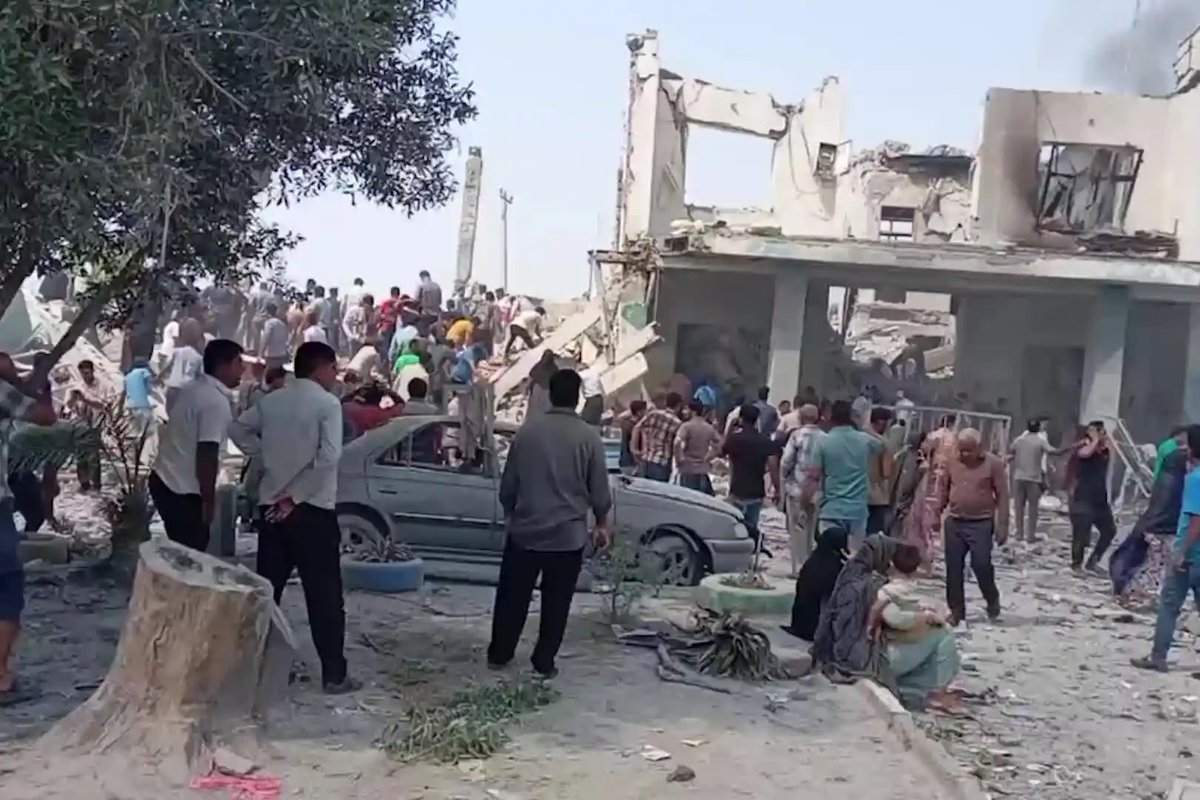 NewsLiberdade's tweet photo. 🚨URGENTE - Investigação preliminar apontou os EUA como os responsáveis pelo ataque do dia 28/FEV que atingiu uma escola numa cidade iraniana, que resultou em 175 crianças mortas

O edifício da escola foi, no passado, um centro de comando iraniano ligado a uma base militar vizinha, mas a mudança do centro não foi atualizada nos registros do Pentágono, por isso, o edifício onde funcionava a escola ficou marcado como um "alvo legítimo"