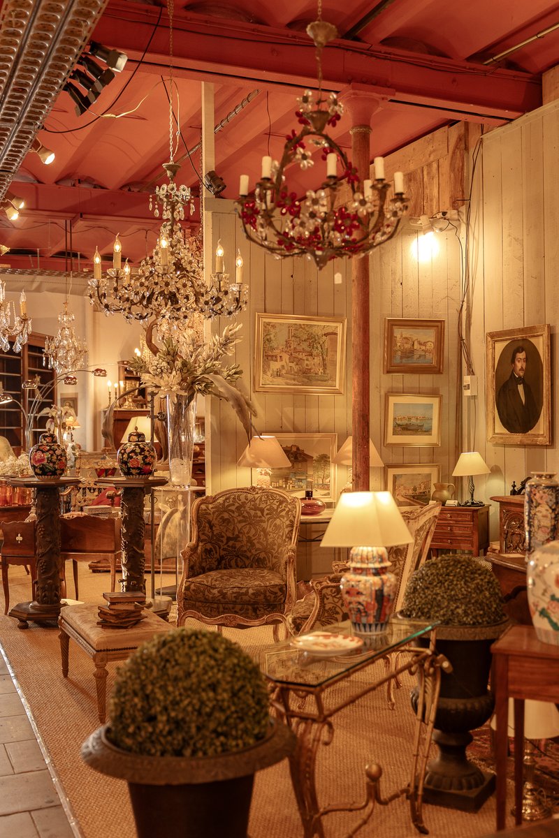 happylittletrav's tweet image. L’Isle-sur-la-Sorgue is a postcard-perfect town in the heart of Provence. With its winding canals, buzzing antique markets &amp;amp; charming old town, it’s one of the most atmospheric places in southern France 🌿🇫🇷

➡️ happylittletraveler.com/lisle-sur-la-s…

#traveling #travelblogger #Provence