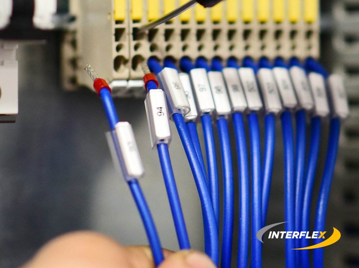 Masfarne's tweet photo. ⚡ Pequeños pero esenciales
Los bornes de conexión permiten unir cables  de forma segura en una instalación eléctrica.
⚠️🔥Si fallan, pueden provocar sobrecalentamientos o averías.

Mas información aquí 👇 
🔗https://t.co/wDUTCFspK5

#interflex #SeguridadEléctrica ⚡ https://t.co/HzqiM6nbmI