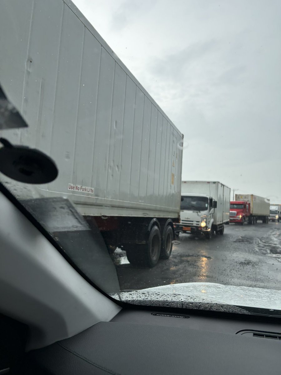 ◾️ 𝐎𝐉𝐎 A pesar de que la <a href="/PrefGuayas/">Prefectura del Guayas</a> dispuso que el tránsito #pesado no circule por la vía La Victoria-Samborondón, grandes vehículos se desplazaban allí hoy miércoles. Esta vía está en muy mal estado y el paso de estos #mastodontes hacen más profundos los #huecos <a href="/CTEcuador/">Comisión de Tránsito 🇪🇨</a>