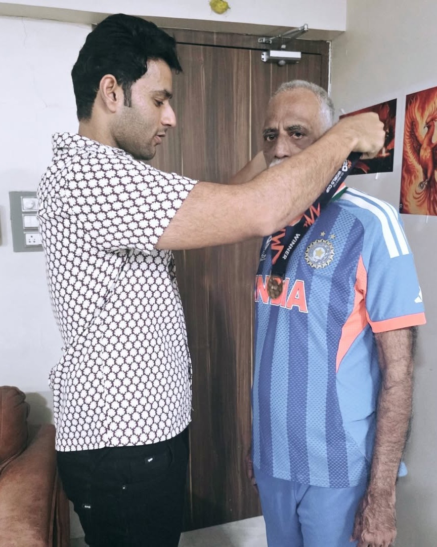 टीम इंडिया के खिलाड़ी शिवम दुबे ने अपन पिता को पहनाया फाइनल जीतने के बाद मिला हुआ मेडल, फोटो शेयर कर लिखा- 'The real hero of my life🤎🤎🤎🤗🤗🤗'

#ShivamDube | #TeamIndia | #ATPhotoblog | #Father | #AajTakSocial