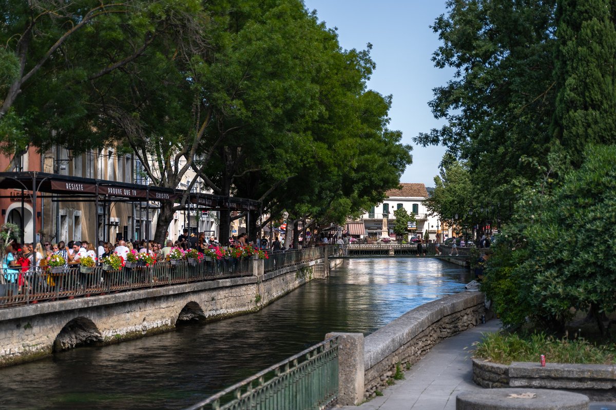 happylittletrav's tweet image. L’Isle-sur-la-Sorgue is a postcard-perfect town in the heart of Provence. With its winding canals, buzzing antique markets &amp;amp; charming old town, it’s one of the most atmospheric places in southern France 🌿🇫🇷

➡️ happylittletraveler.com/lisle-sur-la-s…

#traveling #travelblogger #Provence