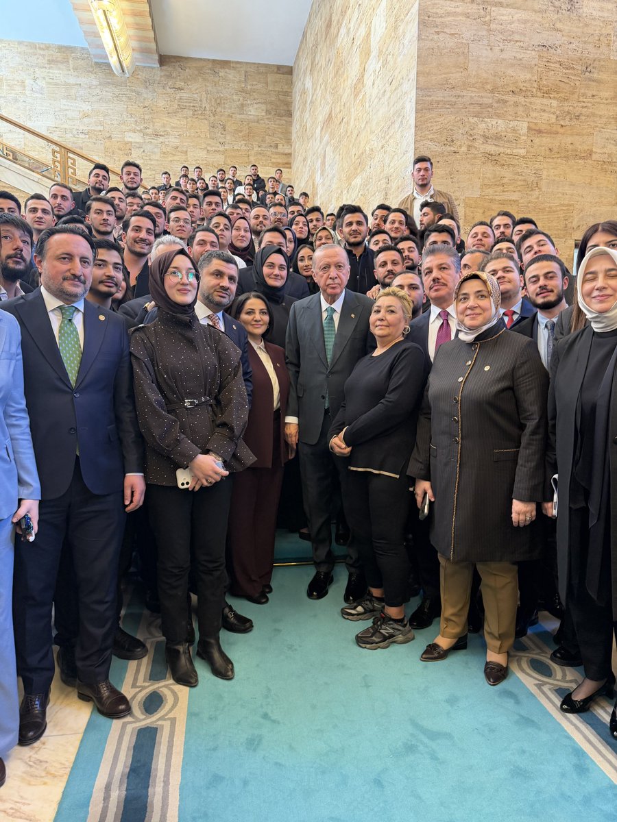 Cumhurbaşkanımız ve Genel Başkanımız Sayın <a href="/RTErdogan/">Recep Tayyip Erdoğan</a> ile İstanbul Gençlik Kollarımızın kıymetli mensupları aynı karede.

AK Gençliğin inancı, heyecanı ve kararlılığı; Türkiye Yüzyılı yürüyüşümüzün en güçlü teminatıdır.

Sayın Cumhurbaşkanımızın teşkilatlarımıza duyduğu güven ve