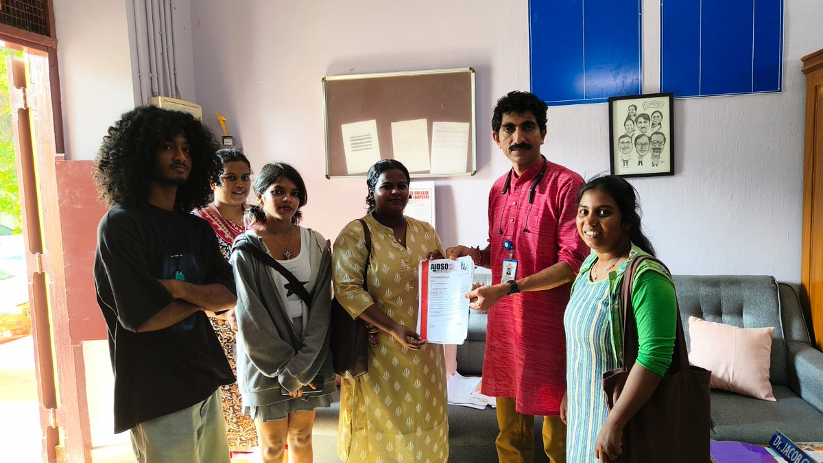 FYUGP ഇന്റേൺഷിപ്പ് വിഷയത്തിൽ AIDSO എസ് ഡി കോളേജ് യൂണിറ്റ്, വിദ്യാർഥികളുടെ ഒപ്പുകളടങ്ങിയ നിവേദനം കോളേജ് പ്രിൻസിപ്പളിന് കൈമാറുന്നു.

#AIDSO
#aidsokerala