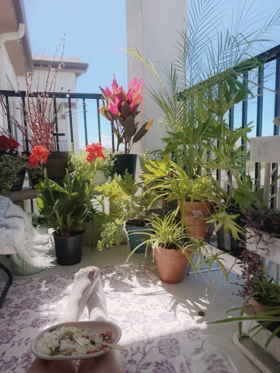 NivanfieldForev's tweet image. I’m not an artist but I am a historical costumer and today I sat outside with my dirty book and thought about piers in a big billowy green cravat or ascot - his scarf is a waffle weave not checked so in theory any olive waffle weave linen would work. 
#historicalfashion