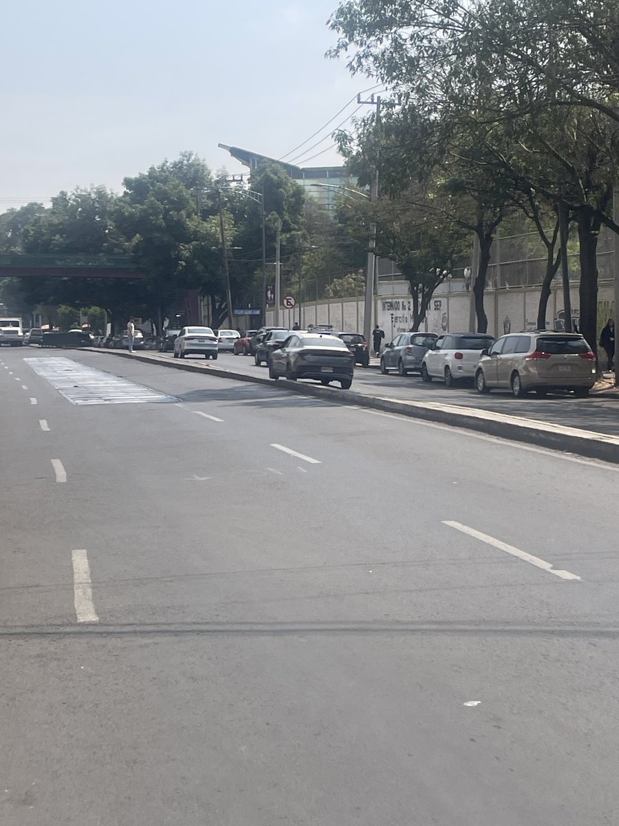 Estil0Chilango's tweet photo. @UCS_GCDMX @AzcapotzalcoMx Por favor nos apoyan con los autos que están estacionados en zonas de no estacionarse frente a la junta de conciliación y el ESIME Eje 4 Nte 311, Santo Tomas, #Azcapotzalco, 02020 https://t.co/bYVQOvHcV9