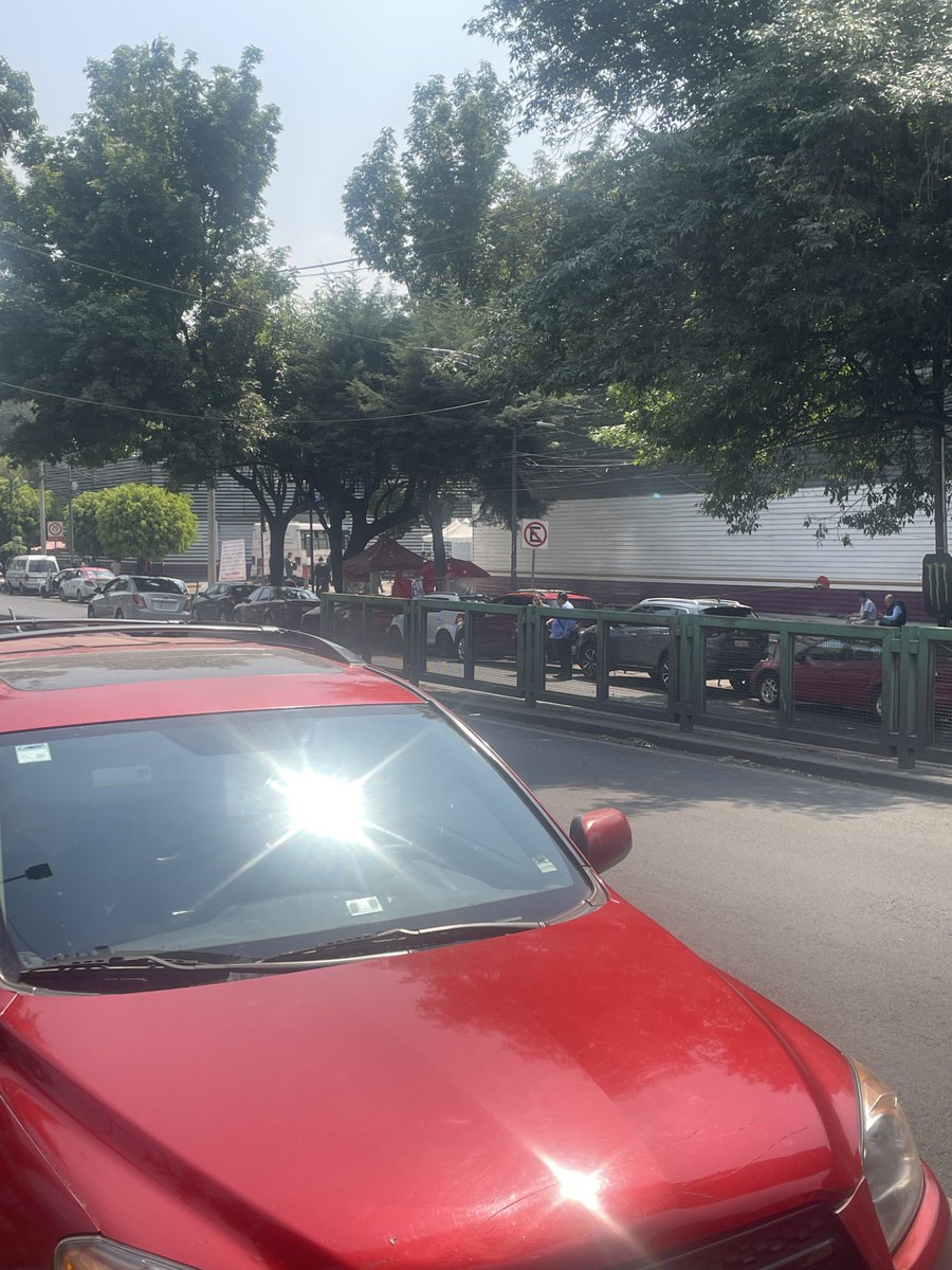 Estil0Chilango's tweet photo. @UCS_GCDMX @AzcapotzalcoMx Por favor nos apoyan con los autos que están estacionados en zonas de no estacionarse frente a la junta de conciliación y el ESIME Eje 4 Nte 311, Santo Tomas, #Azcapotzalco, 02020 https://t.co/bYVQOvHcV9