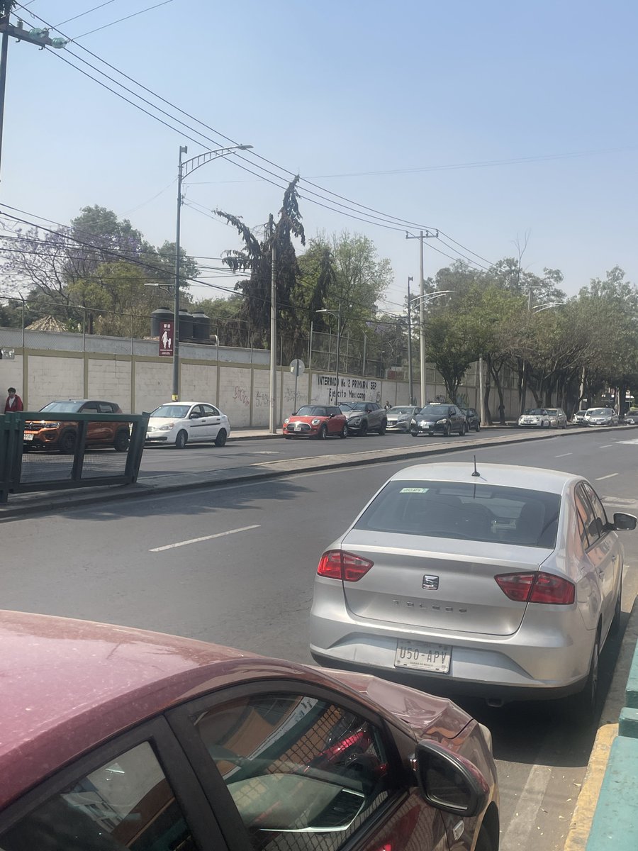 Estil0Chilango's tweet photo. @UCS_GCDMX @AzcapotzalcoMx Por favor nos apoyan con los autos que están estacionados en zonas de no estacionarse frente a la junta de conciliación y el ESIME Eje 4 Nte 311, Santo Tomas, #Azcapotzalco, 02020 https://t.co/bYVQOvHcV9