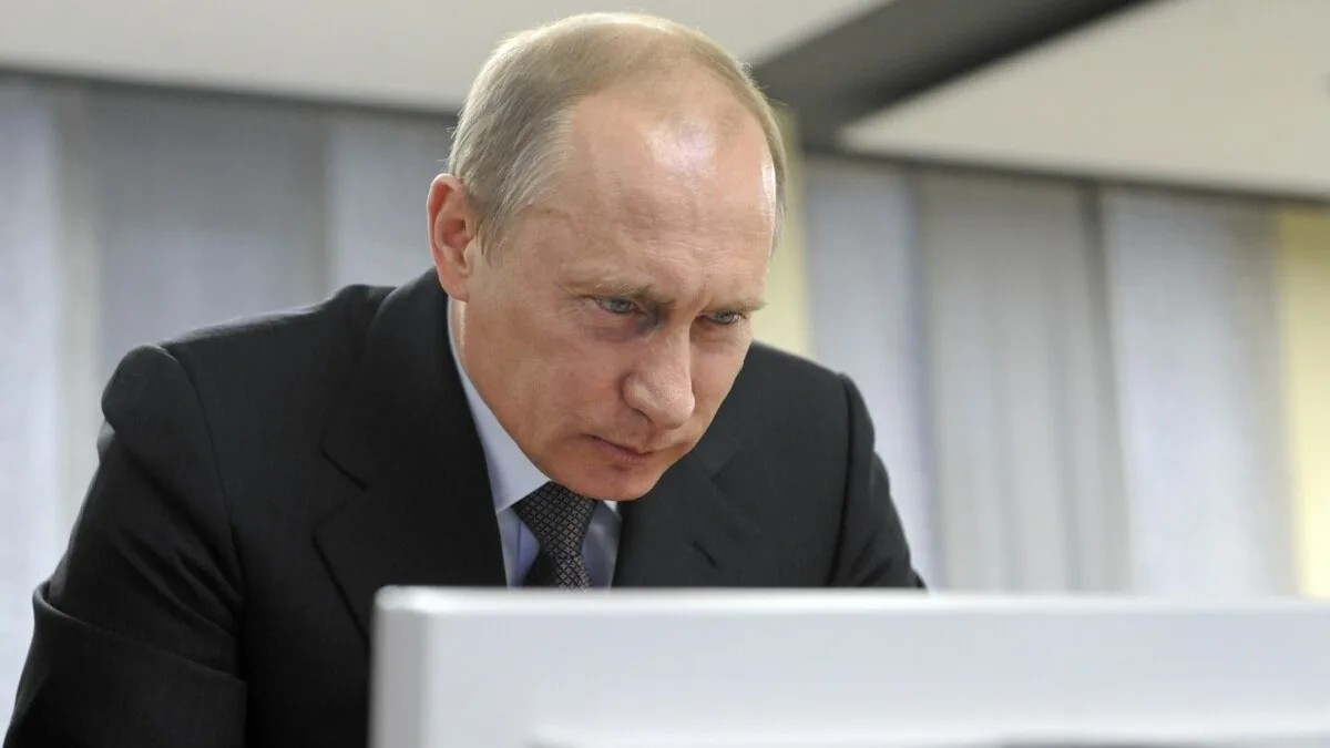 Пожилой мужчина из Москвы подаёт в суд на компанию Open AI за то, что в феврале 2022 года на основе данных и по совету бета версии ChatGPT он принял ошибочное решение. В компании обвинения не признают, так как предупреждали пользователей, что продукт был сырой и может ошибаться.