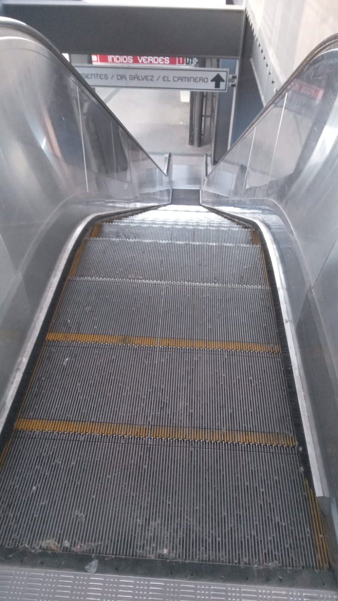 thaliyara's tweet photo. Favor de arreglar escaleras eléctricas de la estación Indios Verdes. No sirven ni de subida ni de bajada @GobCDMX @MetroCDMX para las personas de la 3a. Edad es un suplicio https://t.co/sqymlf3SVi