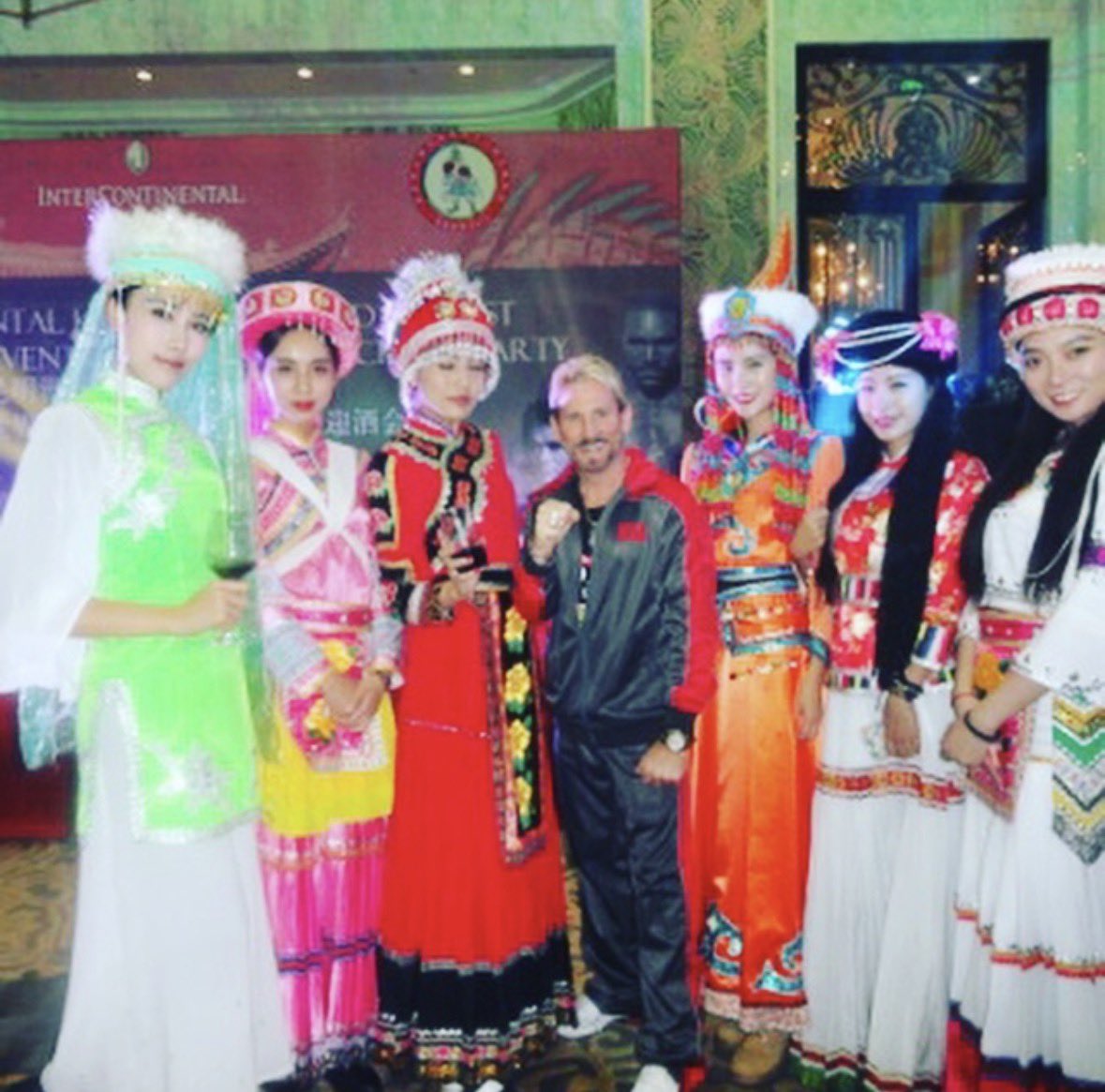 SmittyBoxing's tweet photo. WBW- date night with 6 beautiful ladies in China. All over 6 ft. lol. #waybackwednsday #kunmingchina #wbc https://t.co/wSkwfI9Fyh