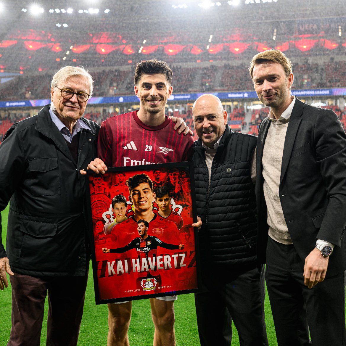 Bayer Leverkusen present ex-player, Kai Havertz with a gift before they face Arsenal this evening. ❤️🇩🇪