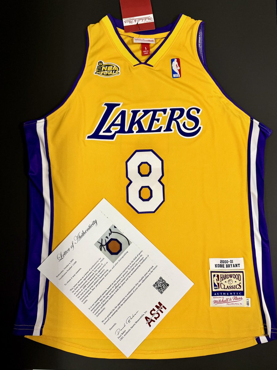 DelbonoRoberto's tweet photo. Nel giorno del record battuto, arrivata un’altra da aggiungere alla collezione @ZenoPisani.. ora va incorniciata #kobebryant #signedjersey #nbacollection https://t.co/TdCqEBcWgN