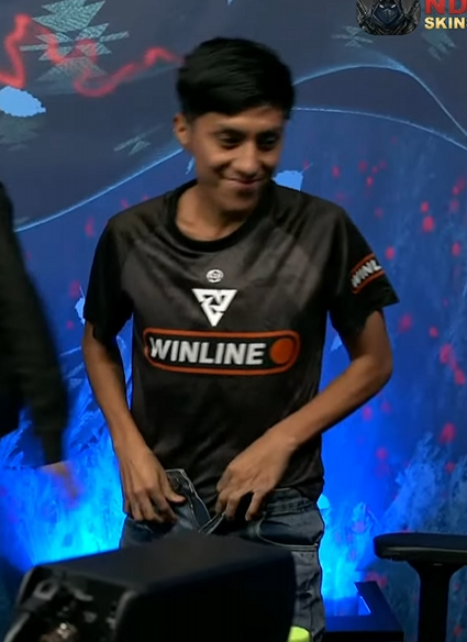 Japetaoficial's tweet photo. Parker colocando as calças depois de enterrar na Parivision 😂😂😂 #dota #dota2 #pgl https://t.co/tSI9HzfGFw