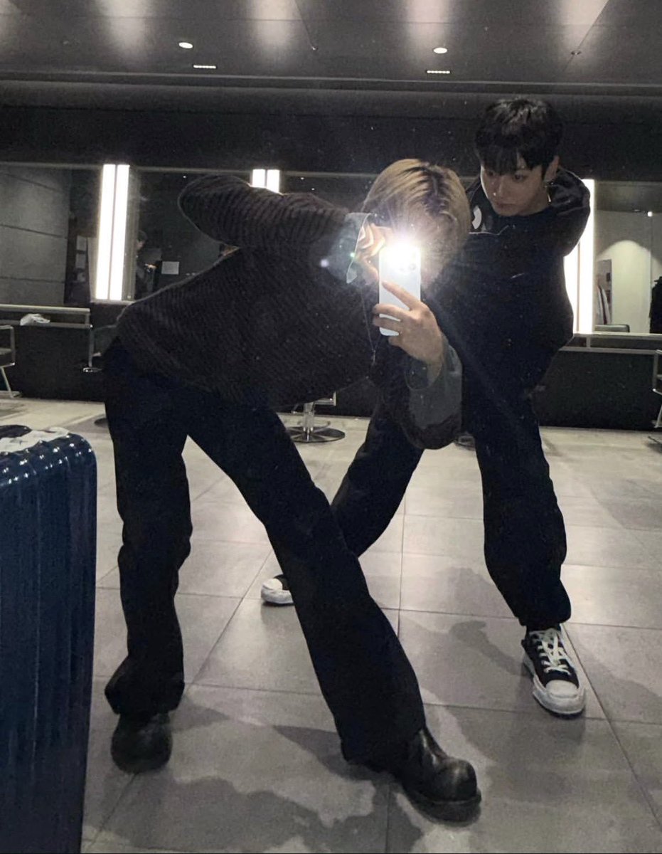 IanM1nnn's tweet photo. I DONT KNOW ABOUT YALL BUT I THINK JIMIN BEEN TRYING TO TELL US SOMETHING IDC…
THAT IS NOT A SINGLE MAN…AND HE HAS ONLY ONE OTHER PERSON ON HIS ENTIRE INSTAGRAM…
I THINK JIKOOK ARE TOGETHER GUYS… https://t.co/V7kIEbMq3f