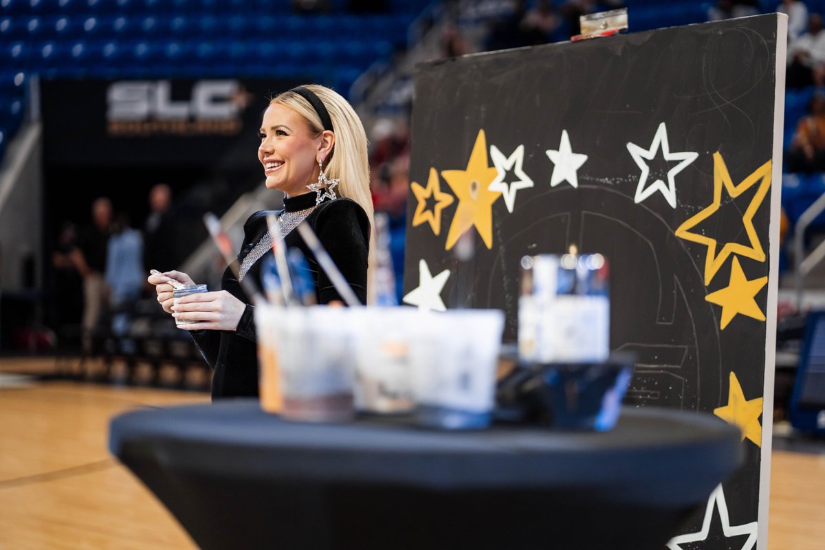 SouthlandSports's tweet photo. HANG IT IN THE LOUVRE!🥹

Thank you to Jessica Haas for a beautiful halftime performance as she live-painted our conference tournament logo! https://t.co/NQcSLUigT8