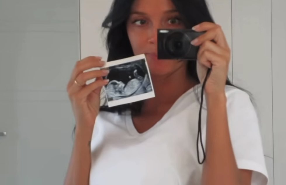 countlesscarori's tweet photo. ella se casó con el amor de su vida y formó una familia preciosa, esta feliz y disfrutando de su pequeña bebe🥹❤️🎀 https://t.co/y9q8lVNiZ2