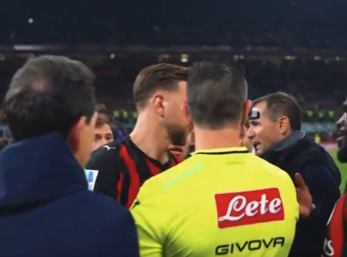 calciomercatoit's tweet image. 💥Nel postpartita del #Derby la scaramuccia tra #Fullkrug e #LautaroMartinez
🚨Il tedesco passa tra l'argentino e l'arbitro mentre stavano discutendo, il nerazzurro stizzito non gradisce e dà una spintarella al tedesco che non gradisce a sua volta🤬
‼️Il confronto tutto in pochi