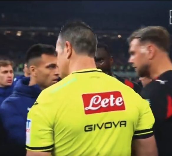 calciomercatoit's tweet image. 💥Nel postpartita del #Derby la scaramuccia tra #Fullkrug e #LautaroMartinez
🚨Il tedesco passa tra l'argentino e l'arbitro mentre stavano discutendo, il nerazzurro stizzito non gradisce e dà una spintarella al tedesco che non gradisce a sua volta🤬
‼️Il confronto tutto in pochi