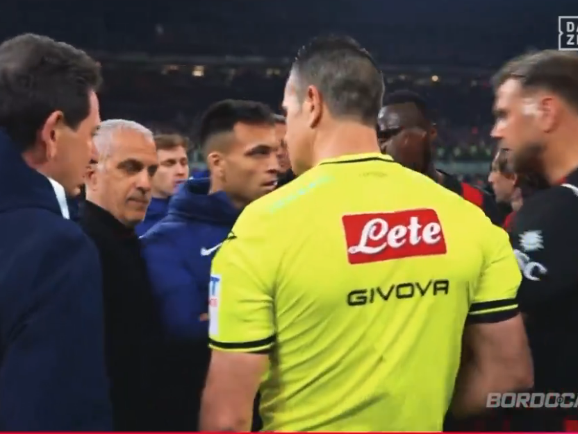 calciomercatoit's tweet image. 💥Nel postpartita del #Derby la scaramuccia tra #Fullkrug e #LautaroMartinez
🚨Il tedesco passa tra l'argentino e l'arbitro mentre stavano discutendo, il nerazzurro stizzito non gradisce e dà una spintarella al tedesco che non gradisce a sua volta🤬
‼️Il confronto tutto in pochi
