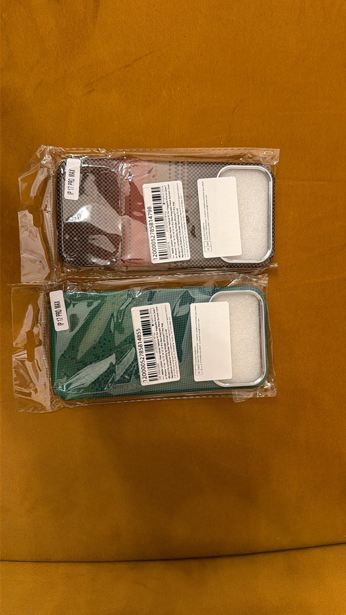 ostatnimc's tweet photo. Zamówiłem od Pana Chińczyka 2 etui do iPhona 17 pro max i nie pasuje mi kolor. Chętnie oddam za darmo. Wysyłka paczkomatem po stronie chętnego. https://t.co/Uscm6k389O