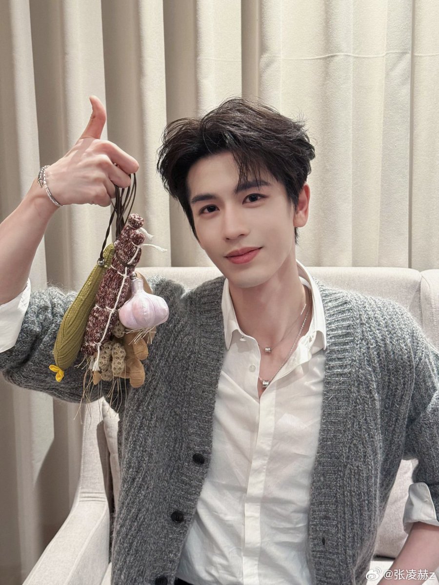 ZhangLinghe_TH's tweet photo. [💙] 12/3/26 เฮ่อเฮ่อโพสต์เวยปั๋ว  ⬇️

ผมมาแล้วหลังจากสัมภาษณ์เสร็จ! ขอบคุณทุกคน!
ดู "ล่าหยก" แล้วขอให้ทุกคนได้ผลผลิตอุดมสมบูรณ์และประสบความสำเร็จทุกประการ!

#Zhanglinghe #จางหลิงเฮ่อ
#逐玉 #PursuitOfJade #ล่าหยก https://t.co/vA1t2AJEcH