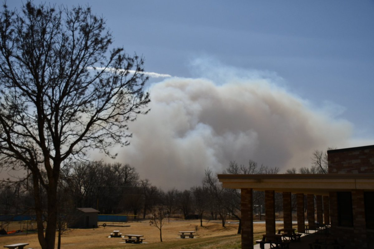 JonTheStormGuy's tweet photo. Mandatory Evacuation of Boys Ranch North of Amarillo #Texas
50 mph winds cause the #yellowfire to break free near Highway 385 and FM 1061 https://t.co/Z398MmWP2I
