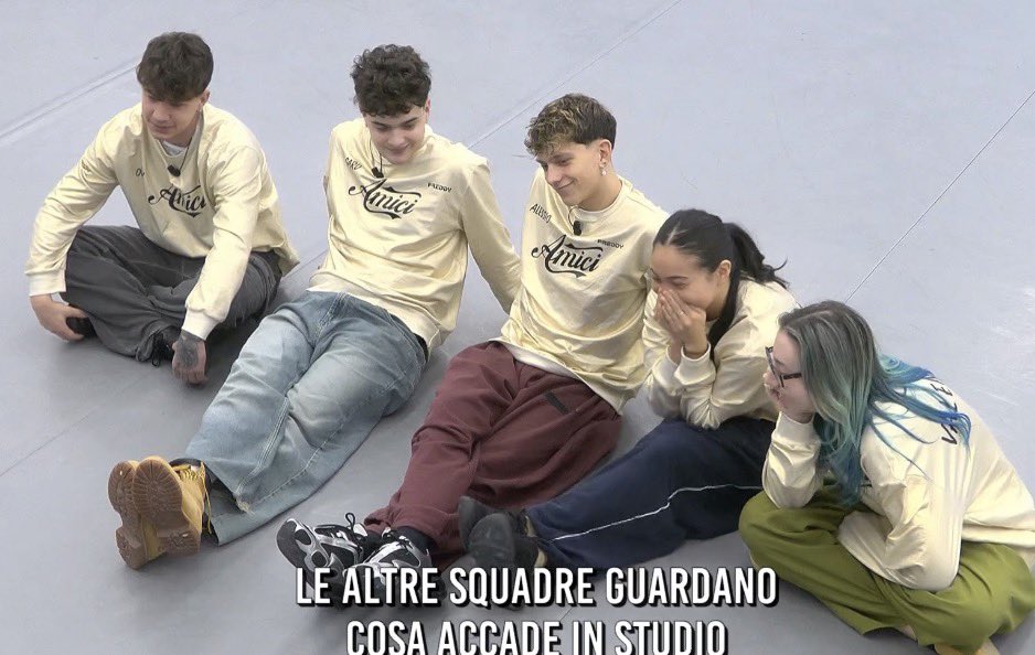 vvalereea's tweet image. questa cazzo di squadra (opi odia valentina, litiga con gard, con alessio e kiara probabilmente non ha mai parlato, gard e alessio si sono scambiati solo i regali di natale, e gard non ha mai parlato con kiara o valentina)