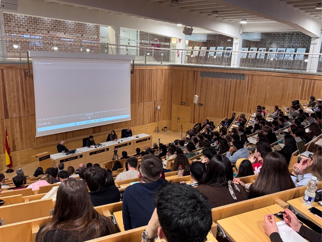CanalUGR's tweet image. ✏️Víctor López Cotelo, el arquitecto que hizo realidad la #ETSA #UGR, ha impartido una lección magistral en la Escuela

👏Es Premio Nacional de Arquitectura

🎂El acto coincide con el 10 aniversario de la rehabilitación

🏆Con este proyecto ganó el Premio de Arquitectura Española