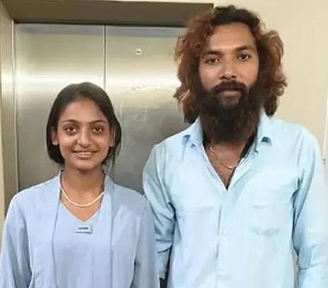 Ramraajya's tweet photo. कुंभ से वायरल गर्ल मोनालिसा ने फरमान ख़ान से शादी कर ली है।

ये उन दोनों का निजी मामला है। 
जबकि कुछ नफरती तत्व इसे साम्प्रदायिक रंग दे रहें है।
और मोनालिसा के लिए अपशब्द कहे रहें है। एक लड़की को भद्दी भद्दी गालियाँ देकर तुम कौनसा धर्म महान बना लोगे ?
ये कैसी वाहियात सोच हो गयी है ?