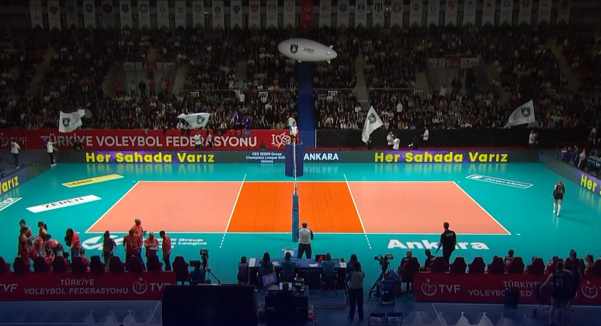 pbignoranti's tweet image. no raga non abbiamo capito, perché c'è un dirigibile?

#CEV #Imoco